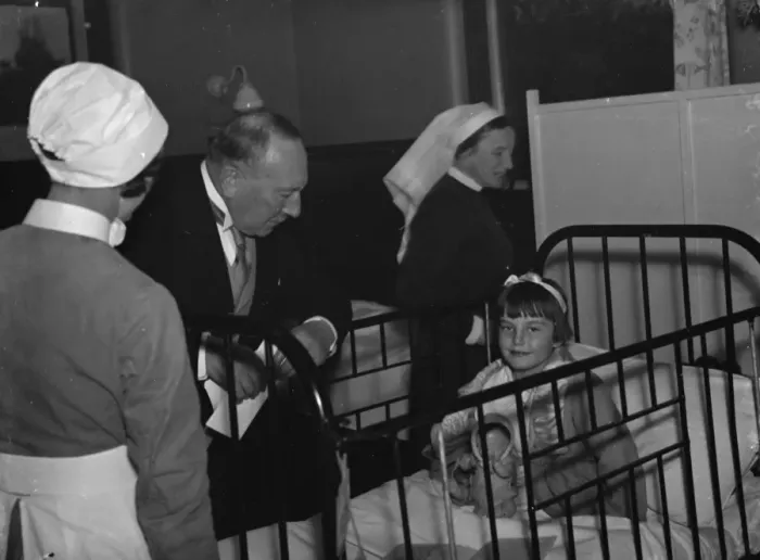 Framed Print : Mr E W Meyerstein, the High Sherrif of Kent, speaking to some young patients in Framed Print : Mr E W Meyerstein, the High Sherrif of Kent, speaking to some young patients in