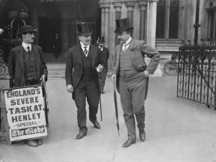 Framed Print : Mr Eugene Sandow leaving the Law Courts. 14 October 1925