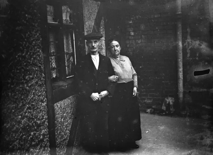 Framed Print : Mr Florey and Mrs Weatherley. Foots Cray. 1935