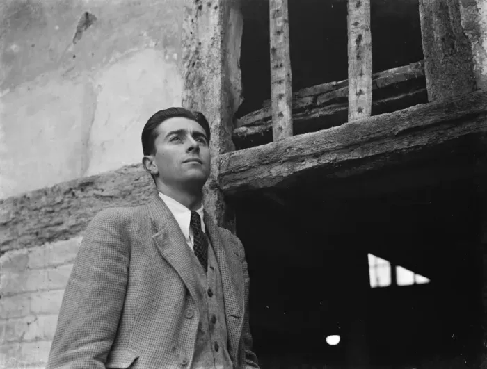 Framed Print : Mr Greenfield at an old dilapidated cottage, wich is to be used as a museum in Eynsford Framed Print : Mr Greenfield at an old dilapidated cottage, wich is to be used as a museum in Eynsford