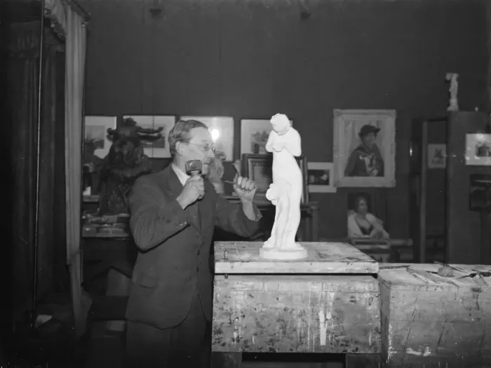 Framed Print : Mr Harry March, a sculptor from Farnborough, Kent, working on one of his pieces Framed Print : Mr Harry March, a sculptor from Farnborough, Kent, working on one of his pieces