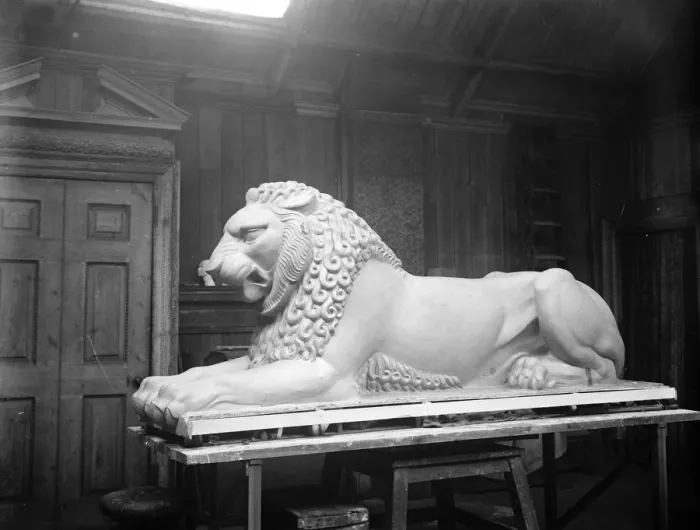 Framed Print : Mr J Bickerdyke at work on model of one of two lions to be placed at main entrance to Stowe School
