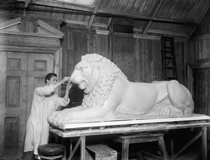 Framed Print : Mr J Bickerdyke at work on model of one of two lions to be placed at main entrance to Stowe School