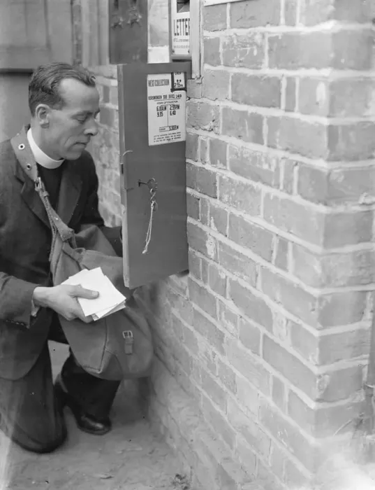 Framed Print : Mr J D Richards, who is acting as an emergency postman in Horsmonden, Kent, is