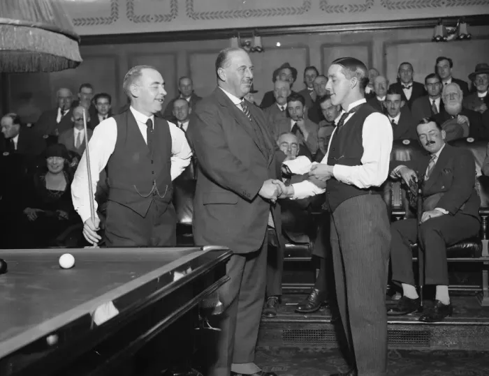 Framed Print : Mr L H J Burroughes presenting ? 50 cheque to Tom Newman for his record break, Willie Smith