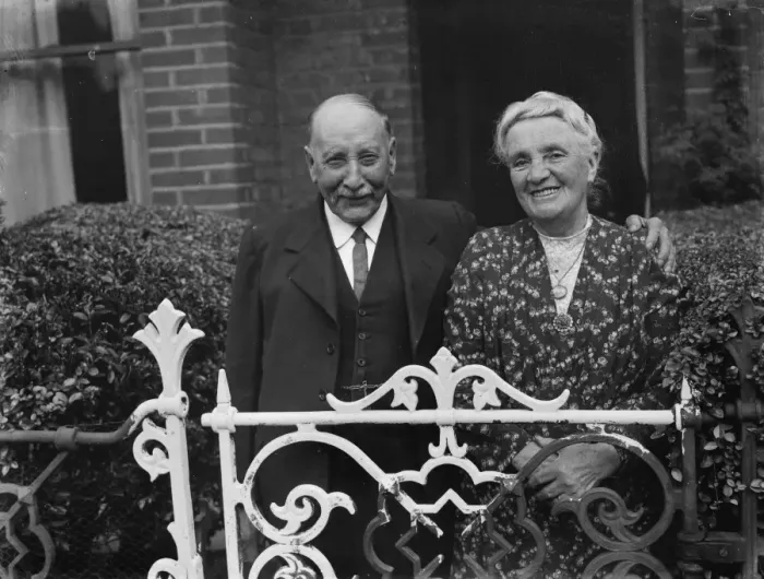 Framed Print : Mr and Mrs W T Towell celebrate their diamond wedding anniversary in Charlton, Kent