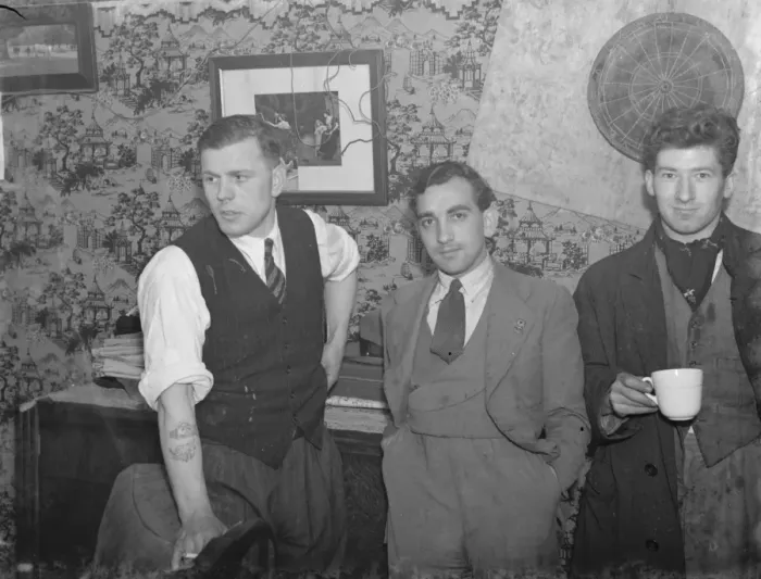 Framed Print : Mr Pope (left) whose daughter, Dorothy Pope, went missing and was found following Framed Print : Mr Pope (left) whose daughter, Dorothy Pope, went missing and was found following