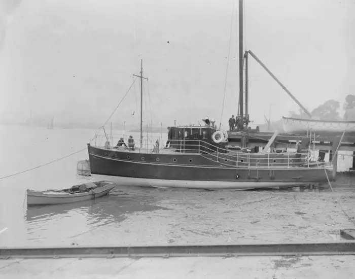Framed Print : Mr Shortss motor yacht Discovery to race the sailing yacht Penguin 1920 Framed Print : Mr Shortss motor yacht Discovery to race the sailing yacht Penguin 1920