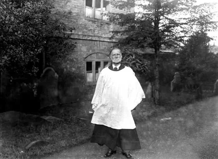 Framed Print : Mr William Moir of Victory Road, Chertsey, Surrey, who has sung for 70 years