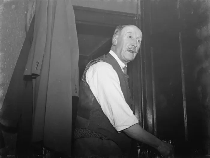 Framed Print : Mr William Yarworth attending the paying in night at the Rat and Sparrow Club in Eynsford Framed Print : Mr William Yarworth attending the paying in night at the Rat and Sparrow Club in Eynsford