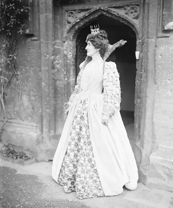Framed Print : Mrs Asquith as Queen Elizabeth at Worcester College, Oxford. Mrs Asquith as Queen Elizabeth