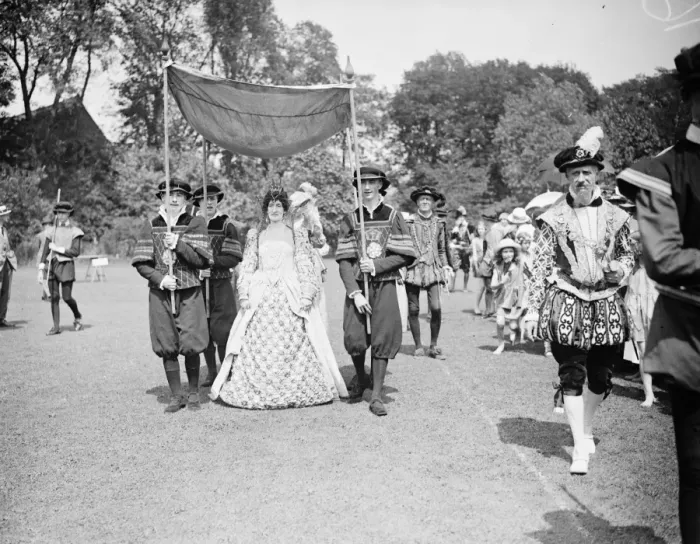 Framed Print : Mrs Asquith as Queen Elizabeth at Worcester College, Oxford. Mrs Asquith enters Framed Print : Mrs Asquith as Queen Elizabeth at Worcester College, Oxford. Mrs Asquith enters