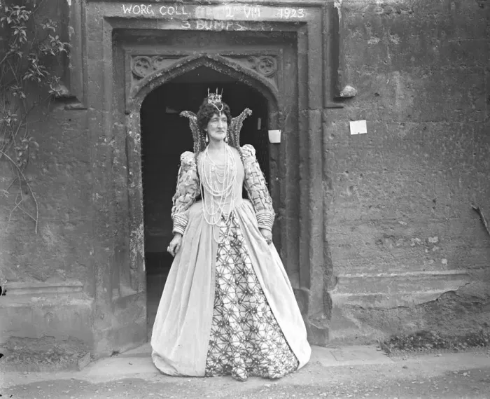 Framed Print : Mrs Asquith as Queen Elizabeth at Worcester College, Oxford. Mrs Asquith as Queen Elizabeth Framed Print : Mrs Asquith as Queen Elizabeth at Worcester College, Oxford. Mrs Asquith as Queen Elizabeth