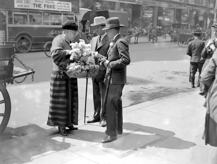 Framed Print : Mrs Bennett Burleigh, widow of the famous war correspondent, selling flowers in Piccadilly Framed Print : Mrs Bennett Burleigh, widow of the famous war correspondent, selling flowers in Piccadilly