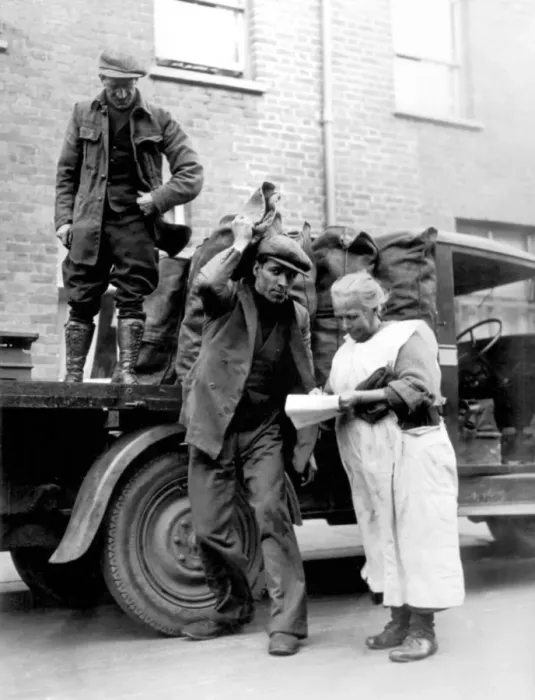 Framed Print : Mrs Bird of Arthur Road, Windsor, receiving Kings annual Christmas distribution Framed Print : Mrs Bird of Arthur Road, Windsor, receiving Kings annual Christmas distribution