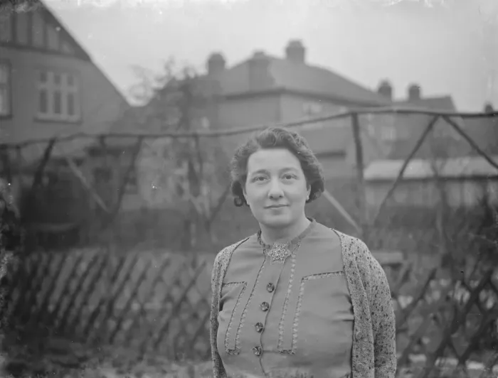 Framed Print : Mrs A Bloice of Hurst Road in Sidcup, Kent. 1939