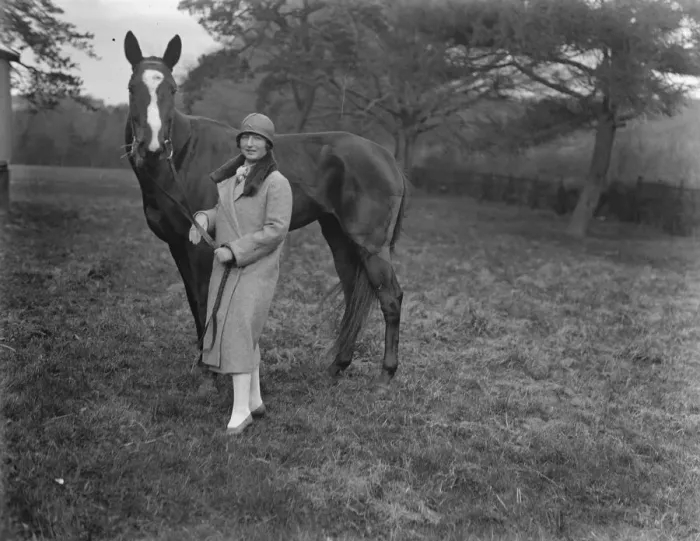 Framed Print : Mrs Cohen, wife of Major J B Brunel Cohen, MP, buys the racehorse Hideaway Framed Print : Mrs Cohen, wife of Major J B Brunel Cohen, MP, buys the racehorse Hideaway