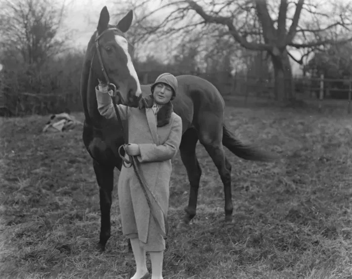 Framed Print : Mrs Cohen, wife of Major J B Brunel Cohen, MP, buys the racehorse Hideaway Framed Print : Mrs Cohen, wife of Major J B Brunel Cohen, MP, buys the racehorse Hideaway