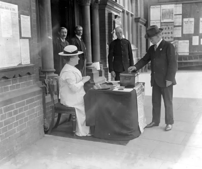 Framed Print : Mrs Dawnay, Mayoress of Wandsworth. Working for the Prince of Wales Fund. 1914 - 1918
