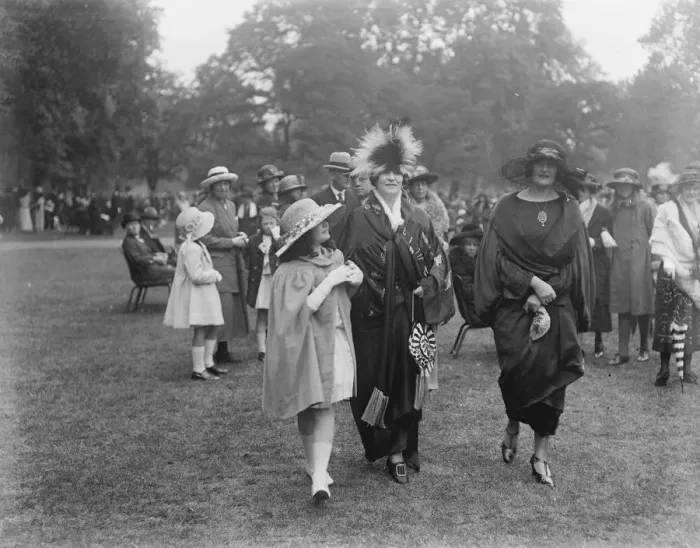 Framed Print : Mrs Elinor Glyn ( centre ) the famous novelist taking a walk in Hyde Park. 19 June 1922 Framed Print : Mrs Elinor Glyn ( centre ) the famous novelist taking a walk in Hyde Park. 19 June 1922