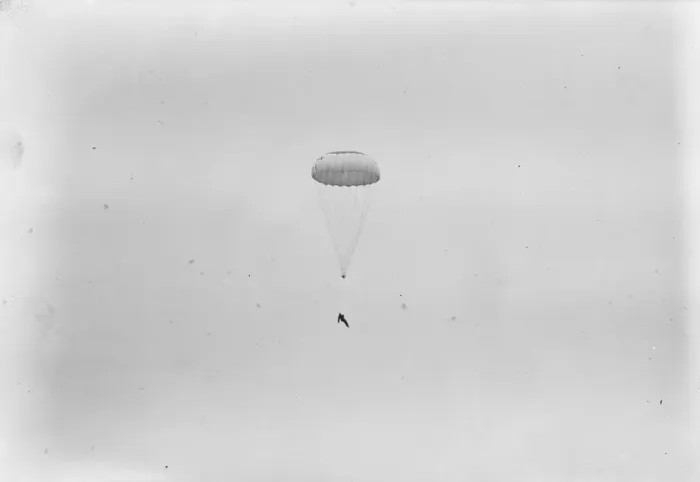 Framed Print : Mrs Elliot Lynns parachute descent at Hereford. Mrs Lynn making her descent