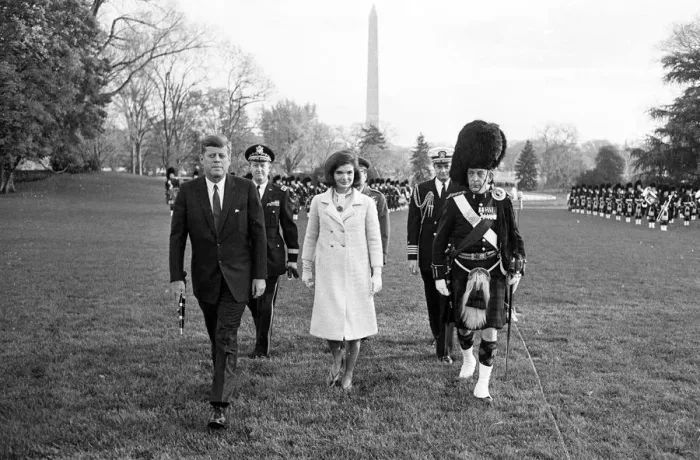 Framed Print : Mrs Jacqueline Kennedy, the First Lady of America, walks across the South Lawn Framed Print : Mrs Jacqueline Kennedy, the First Lady of America, walks across the South Lawn