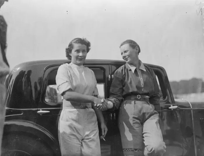 Framed Print : Mrs Kay Petre ( left ) beats Mrs Gwenda Stewart in womens speed duel at Brooklands Framed Print : Mrs Kay Petre ( left ) beats Mrs Gwenda Stewart in womens speed duel at Brooklands