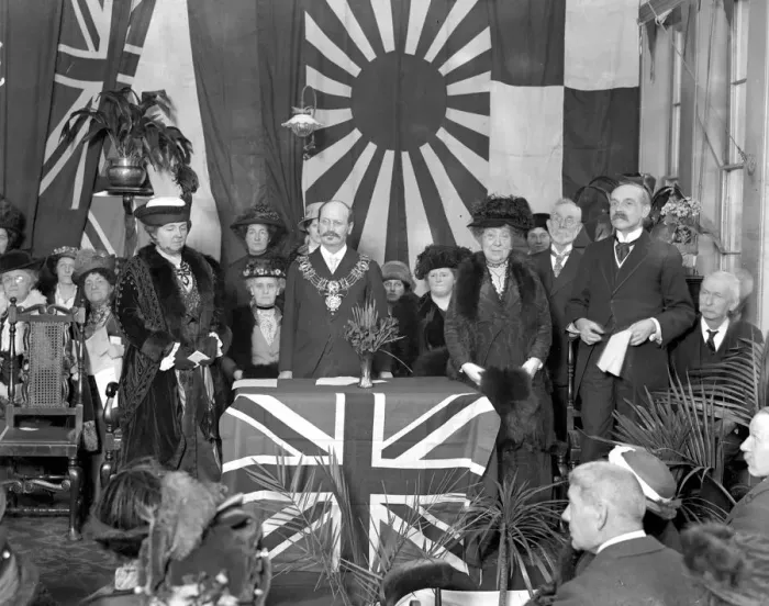 Framed Print : Mrs Lloyd George opens a club for the women relatives of soldiers and sailors at the Mission Hall