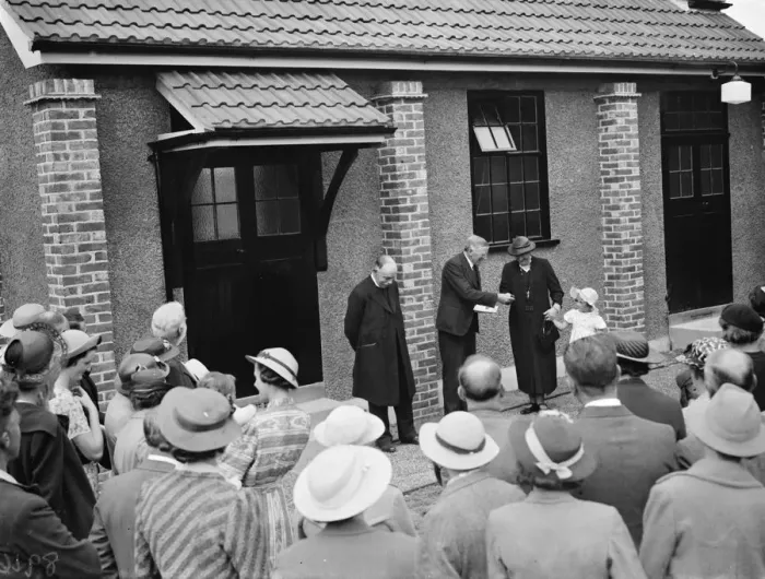 Framed Print : Mrs A Nash opens the new Primary Hall on Poverest Road in St Mary Cray, Kent