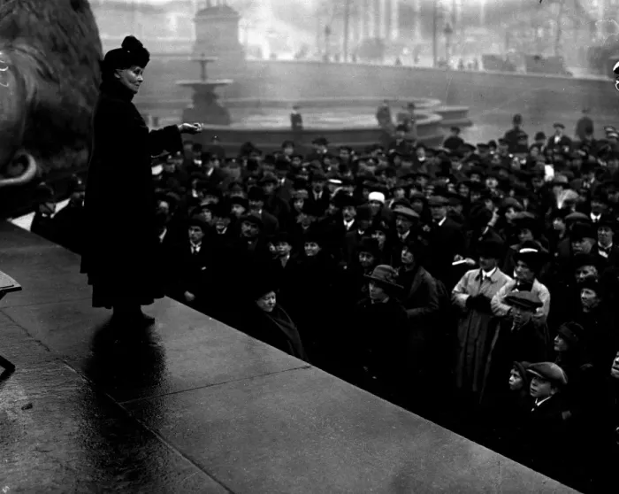 Framed Print : Mrs Pankhurst Adressing a meeting in Trafalgar Square 17th February 1917 Framed Print : Mrs Pankhurst Adressing a meeting in Trafalgar Square 17th February 1917