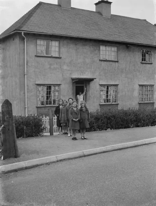 Framed Print : Mrs W E Wakefield with her daughters at the front of their home in Gravesend, Kent