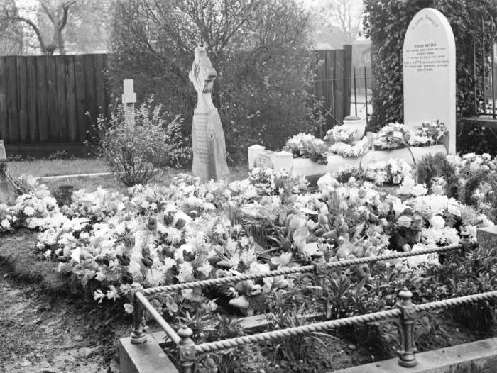 Framed Print : Mrs Watsons grave at St Johns church yard in Sidcup, Kent. 19 January 1939