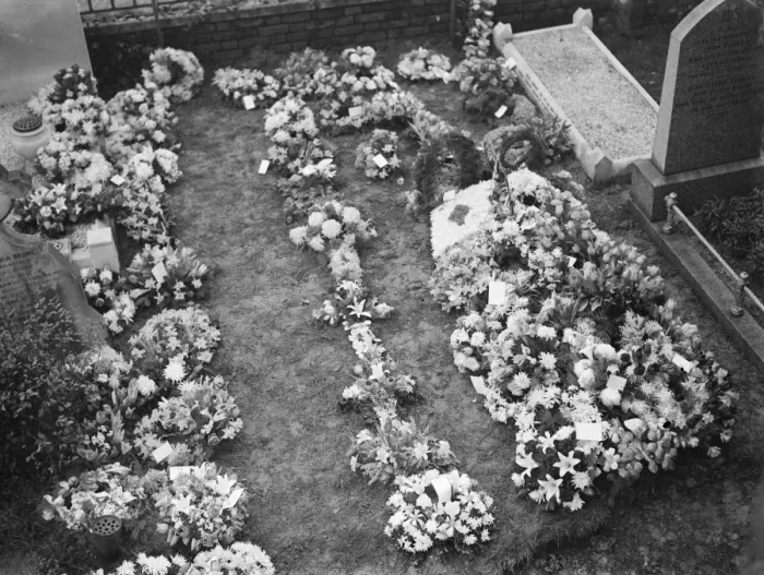 Framed Print : Mrs Watsons grave at St Johns church yard in Sidcup, Kent. 19 January 1939 Framed Print : Mrs Watsons grave at St Johns church yard in Sidcup, Kent. 19 January 1939