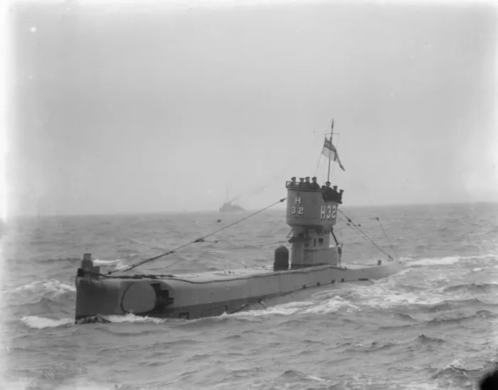 Framed Print : Navys last tribute to submarine. Submarine H32. 18 January 1924