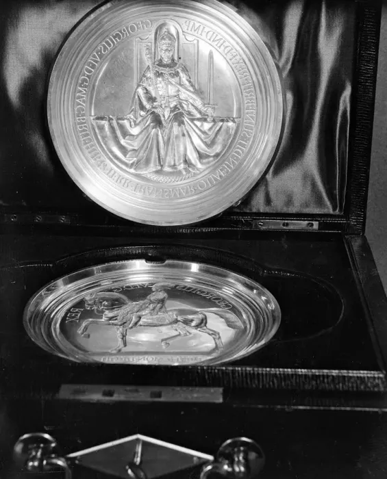 Framed Print : The new Great Seal of England for the reign of George VI The seals are engraved Framed Print : The new Great Seal of England for the reign of George VI The seals are engraved