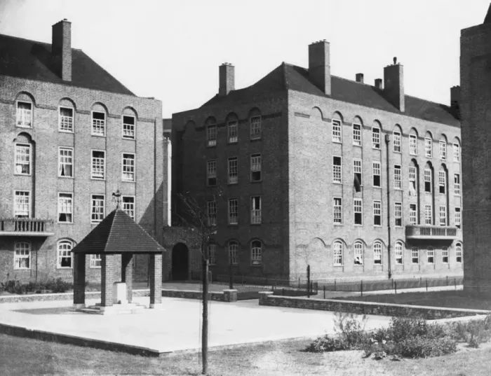 Framed Print : New housing in Wapping - East London photographed in 1933