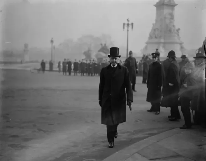 Framed Print : The new ministers at the Palace. Sir W Joynson Hicks ( Home Secretary ) arriving