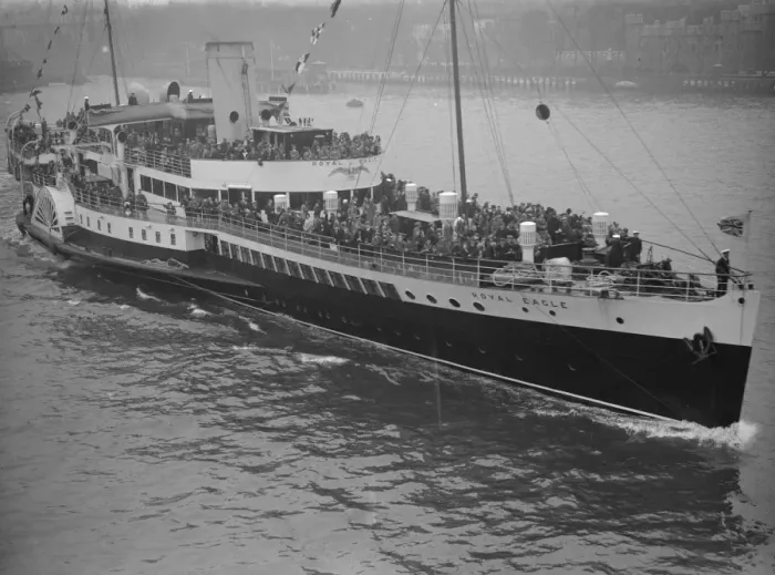 Framed Print : New pleasure steamer leaves for Maiden trip from Tower Pier. The Royal Eagle