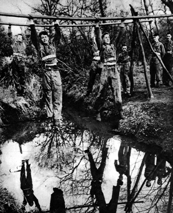 Framed Print : The New Sandhurst. The Royal Armoured Corps OCTU at work. Nerve balance physical fitness Framed Print : The New Sandhurst. The Royal Armoured Corps OCTU at work. Nerve balance physical fitness
