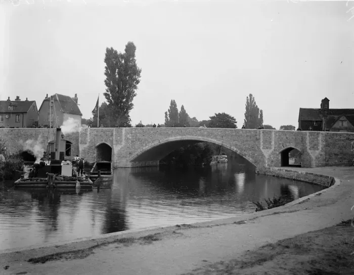 Framed Print : A new Thames bridge. The new bridge over the Thames at Abingdon near Oxford, which
