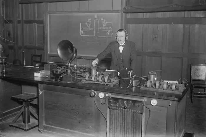 Framed Print : The new wireless language. Mr W Eccles, Professor of applied Physics and Electrical