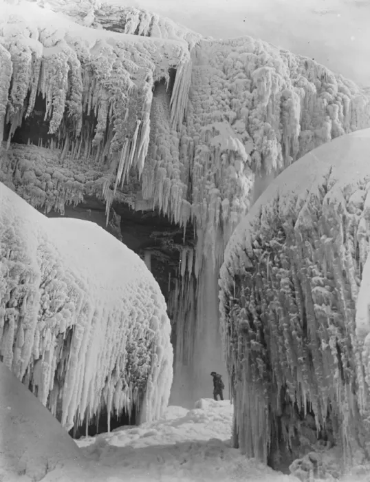 Framed Print : Niagara in winters grip A striking study of the frozen Niagara Falls 8 December 1925 Framed Print : Niagara in winters grip A striking study of the frozen Niagara Falls 8 December 1925