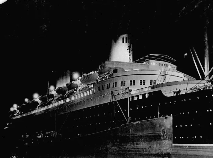 Framed Print : The North German Lloyd liner Bremen, which arrived in New York with 1600 passengers