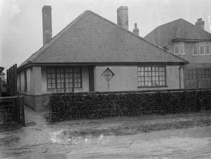 Framed Print : Nurse and married man found dead in Bognor bungalow. The bodies of a young woman Framed Print : Nurse and married man found dead in Bognor bungalow. The bodies of a young woman