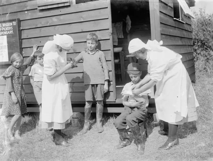 Framed Print : Nurses tending to injured children at the Hop pickers dispensary at Faversham, Kent