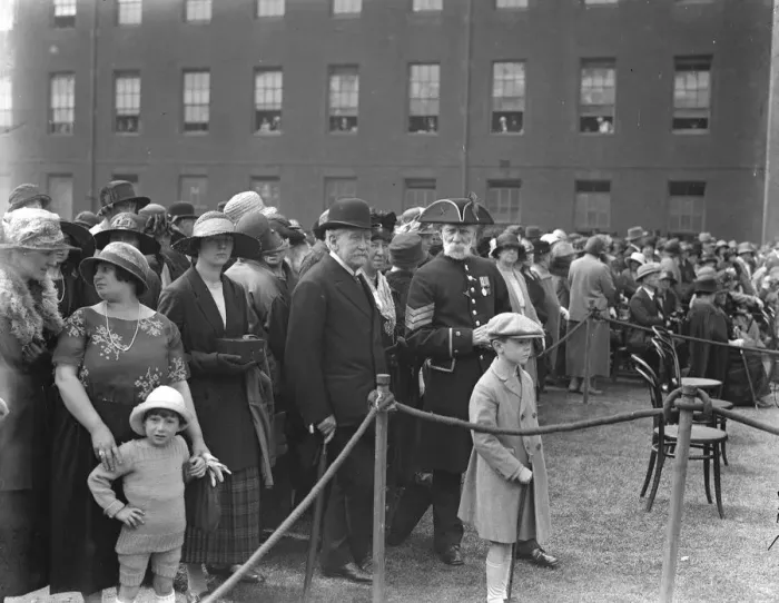 Framed Print : Oak apple day inspection at Royal Chelsea Hospital. Lt General Sir William Pulteney Pulteney