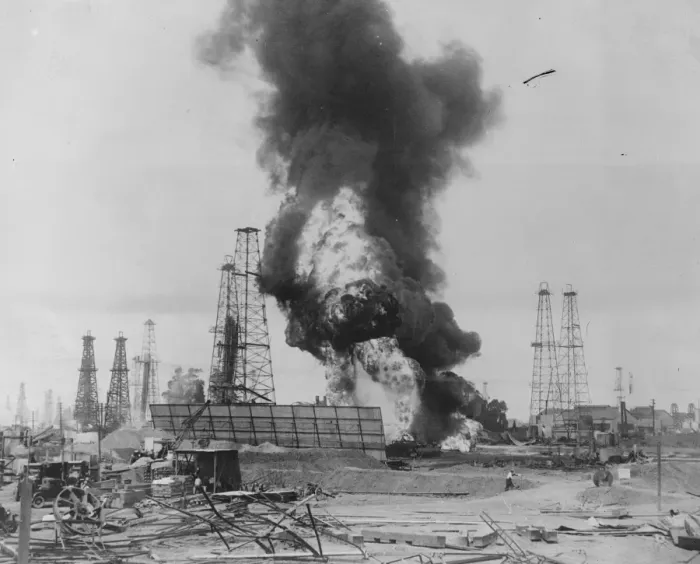 Framed Print : Oil well burns for three weeks. A view of the huge oil well at Sante Fe Springs California Framed Print : Oil well burns for three weeks. A view of the huge oil well at Sante Fe Springs California