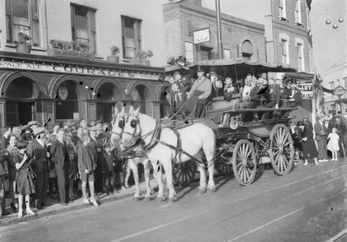 Framed Print : An old stagecoach crammed with passengers rolling down Deptford High Street Framed Print : An old stagecoach crammed with passengers rolling down Deptford High Street