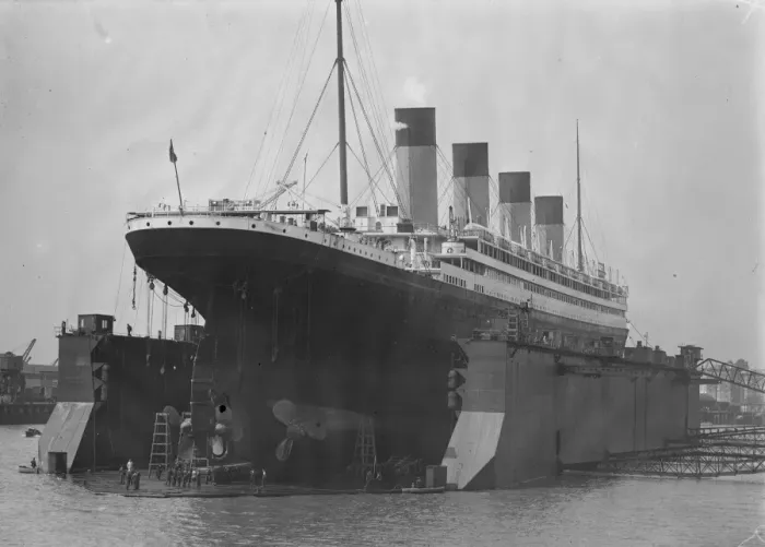 Framed Print : Olympic enters Southamptons huge floating dock. The Olympics propellors Framed Print : Olympic enters Southamptons huge floating dock. The Olympics propellors
