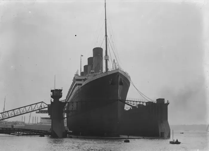 Framed Print : Olympic enters Southamptons huge floating dock. A bow view of the liner in dock Framed Print : Olympic enters Southamptons huge floating dock. A bow view of the liner in dock